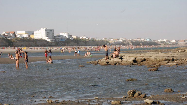 Miles de turistas ya disfrutan de las playas en Las Grutas