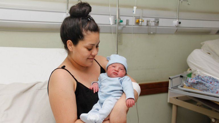 Liam Aarón se adelantó 15 días y fue el primer bebé del año