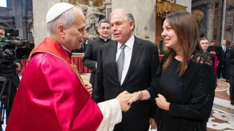 Gerardo Werthein y Sandra Pettovello representaron a Javier Milei en el Vaticano: ¿qué le regalaron al Papa?
