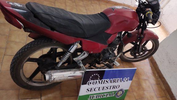 Salió a robar por la ciudad a bordo de una moto robada 