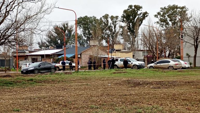 Policías de distintas unidades concurrieron al barrio Rincón Lindo de Cipolletti, donde una banda de delincuentes ingresó a una vivienda. Uno de ellos murió de un balazo. Policías de distintas unidades concurrieron al barrio Rincón Lindo de Cipolletti, donde una banda de delincuentes ingresó a una vivienda. Uno de ellos murió de un balazo.