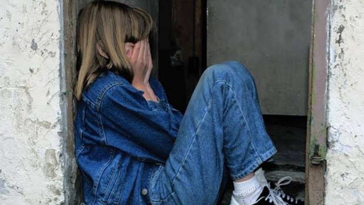 La adolescente está interesada en continuar sus estudios secundarios y deseosa de conocer a su nueva familia.