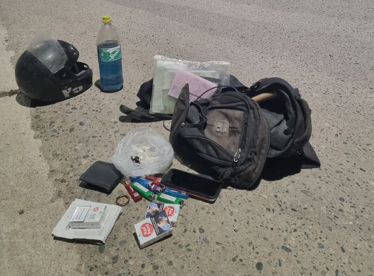 Los efectivos encontraron una bolsa de nylon con 22 envoltorios que contenían una sustancia blanca presuntamente clorhidrato de cocaína.
