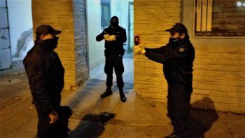 para evitar contagios, toman la temperatura en comisarias