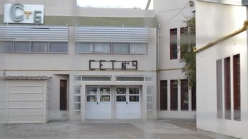 El hombre ingresó armado al establecimiento educativo y comenzó a amenazar a los obreros que realizaban trabajos de refacción. | LMCipolletti.com El hombre ingresó armado al establecimiento educativo y comenzó a amenazar a los obreros que realizaban trabajos de refacción.
