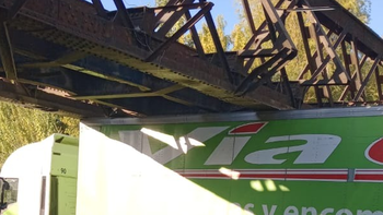 video: otro camion quedo atascado en el puente de la ruta 151