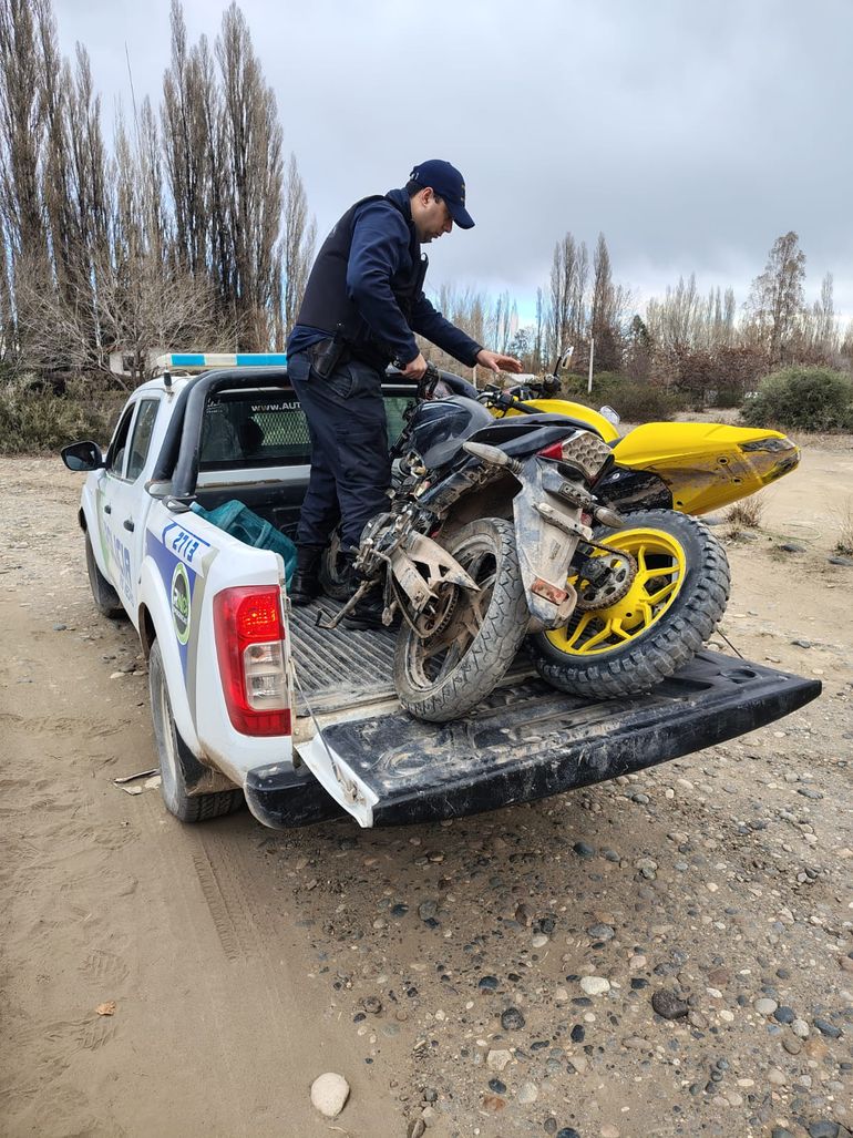Una moto con chasis adulterado y patente de otro rodado, fue secuestrada en Balsa Las Perlas por la policía de Río Negro. Una moto con chasis adulterado y patente de otro rodado, fue secuestrada en Balsa Las Perlas por la policía de Río Negro.