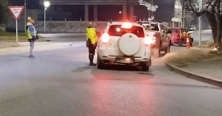 Lo atraparon manejando borracho y con su familia: le tuvieron que pedir un taxi