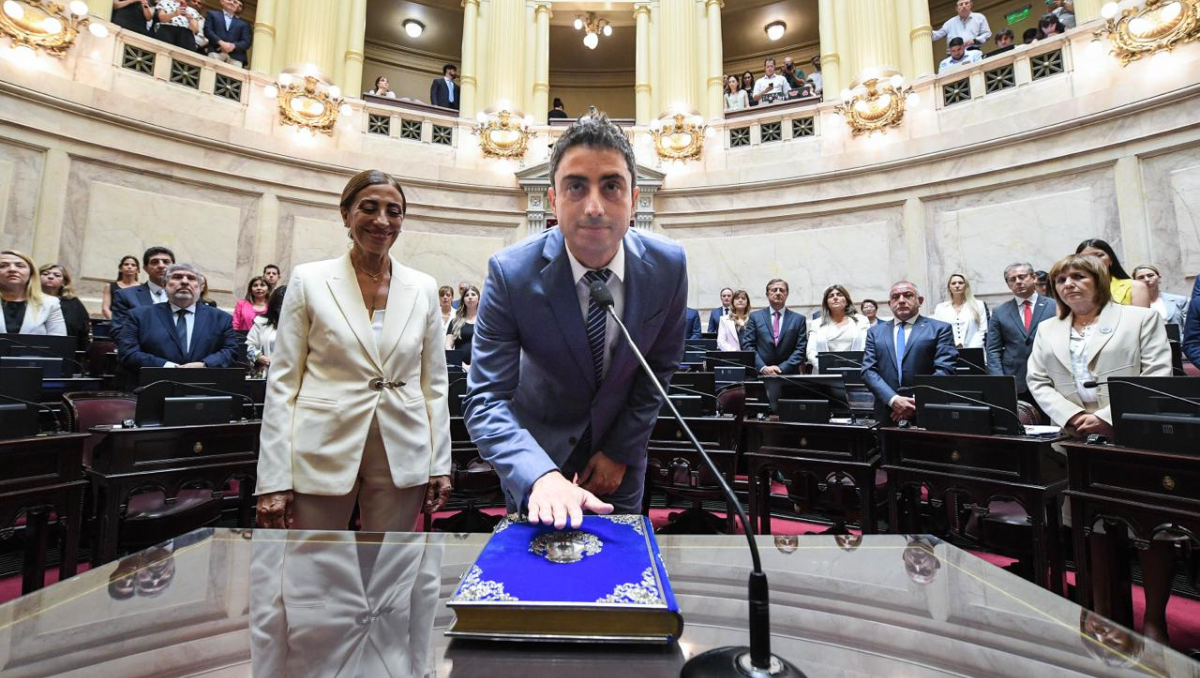 El ex titular de Vialidad Nacional en Río Negro, Enzo Fullone juró como senador nacional por La Libertad Avanza.