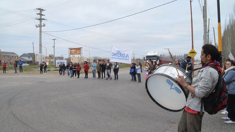 Alumnos y docentes de Ciencias de la Educación protestaron en la 65.