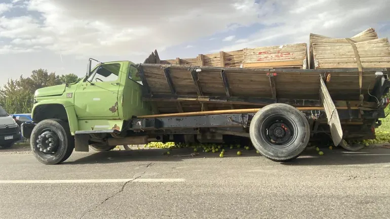 La sentencia reconoció el costo de la reparación del camión pero rechazó la indemnización por el semirremolque porque ya había sido cubierta por el seguro. La sentencia reconoció el costo de la reparación del camión pero rechazó la indemnización por el semirremolque porque ya había sido cubierta por el seguro.
