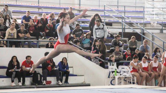La plasticidad de las gimnastas se expone en cada movimiento.