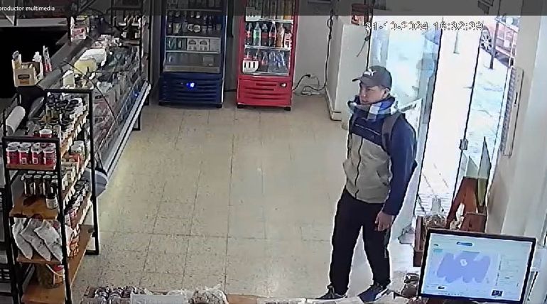 El ladrón, perfectamente visible, entró al comercio como un cliente más. Pero luego sacó un cuchillo y pidió el dinero de la caja. Una empleada le mostró un cuchillo más grande, por lo que optó por retirarse. 