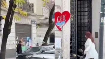 En el video se observa a Cristina Fernández de Kirchner descendiendo de un automóvil frente al edificio donde cumple prisión domiciliaria. | LMCipolletti.com En el video se observa a Cristina Fernández de Kirchner descendiendo de un automóvil frente al edificio donde cumple prisión domiciliaria.