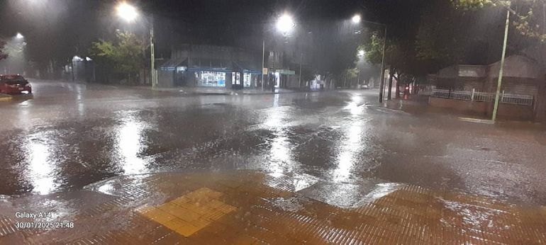 Una imagen de la lluvia del jueves en Cipolletti. Foto Antonio Spagnuolo.