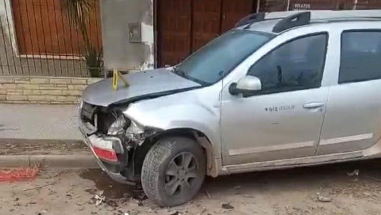 Choc&oacute; contra una camioneta estacionada y termin&oacute; en el hospital