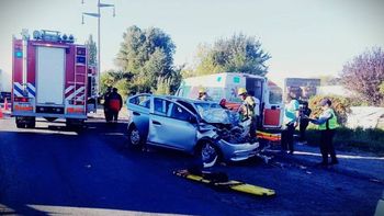 Así quedó el auto que fue impactado por un camión en el grave accidente.