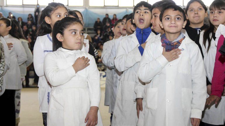 Llenos de emoción, cientos de chicos prometieron lealtad a la bandera