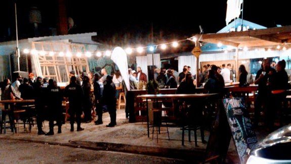 El momento en que se desarrollaba el operativo en el comercio montado delante de una vivienda de la peatonal.&nbsp;