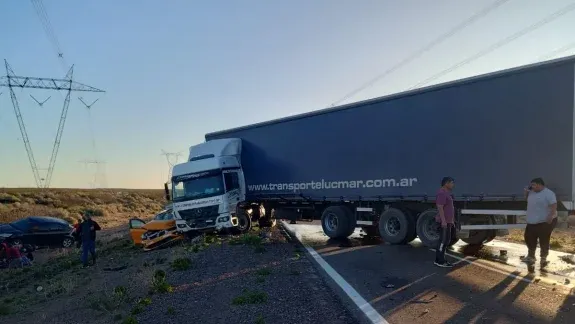 Dos taxis y un camión chocaron en la Ruta 237: una personas quedó herida de gravedad