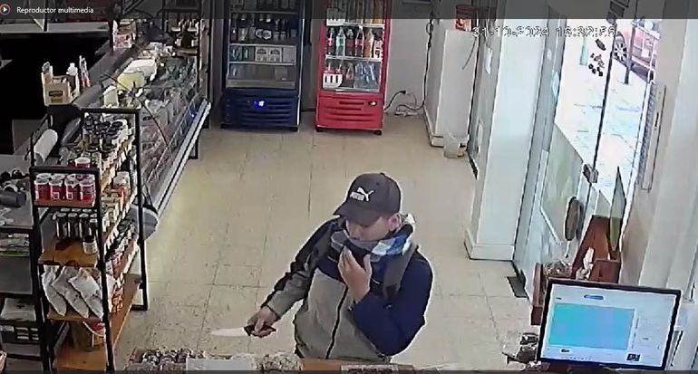 El ladrón cuchillero fue imputado y quedó en prisión preventiva. Además del intento de golpe la fiambrería