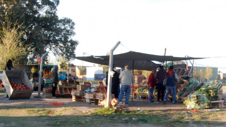 Las verdulerías callejeras se multiplicaron en los últimos años. Se llenan de clientes por sus precios bajos.