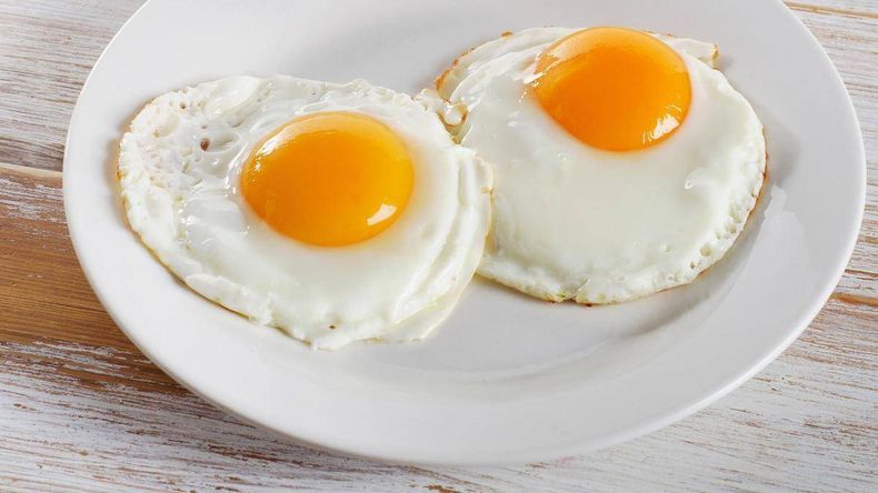 Por qué unas gotas de vinagre al freírlo, hace que salga perfecto el huevo frito: cómo usarlo