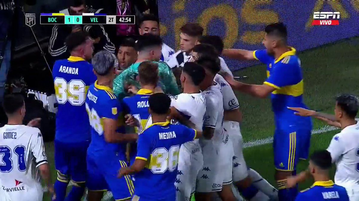 Brutal patada y escándalo en Boca-Vélez