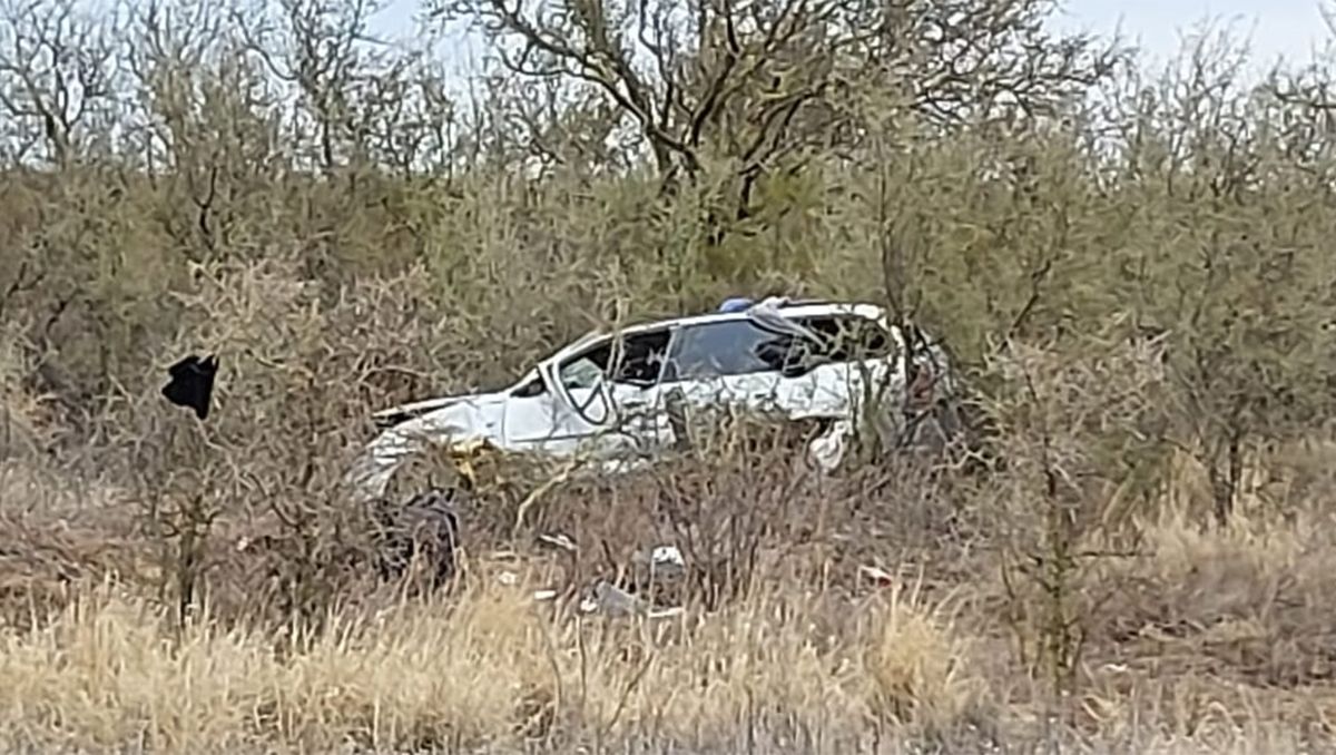 Viajaban a Neuquén y volcaron sobre la Ruta 151: un hombre murió