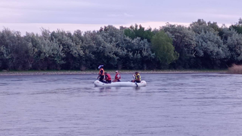 La urgente búsqueda se desarrolla en el río Neuquén. Este martes intervienen los buzos tácticos.