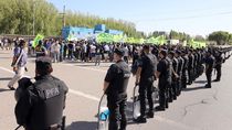 El escuadrón antipiquete evitó el corte de los puentes carreteros, dejando habilitado un carril para los manifestantes de UOCRA. 