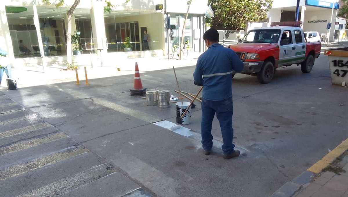 La Muni comenzó a pintar las sendas peatonales y le llovieron quejas