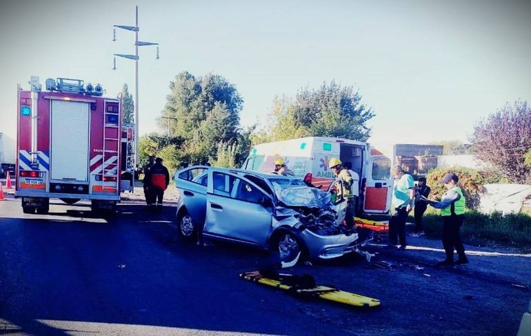 Así quedó el auto que fue impactado por un camión en el grave accidente.