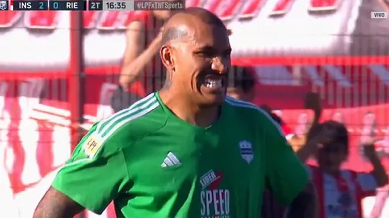 Insólito blooper: salió jugando hasta mitad de cancha, la perdió y le hicieron un golazo