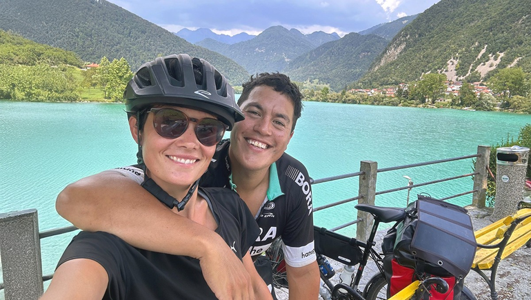 La francesa y el cipoleño en lugares emblemáticos del mundo. ¡Qué historia!