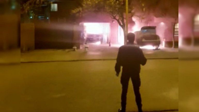 Video: incendiaron vehículos en el barrio Newbery y hay alarma