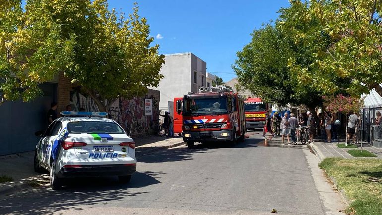 Personal policial de la comisaría 32 cortó el transito sobre calle Güemes.