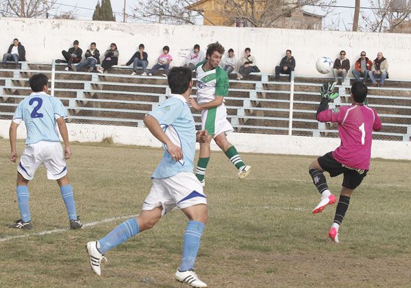 Líderes, de visitantes en la Liga