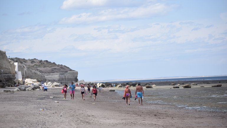 Las caminatas por la playa, un clásico de Las Grutas