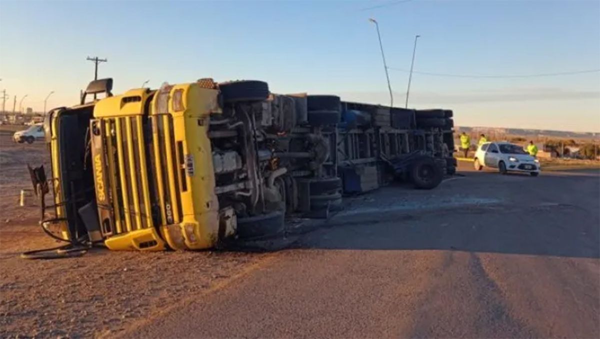 Otra vez un camión volcó en la región: creen que le fallaron los frenos