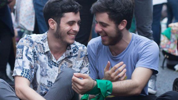 Echan a pareja gay de una pizzería por darse un beso