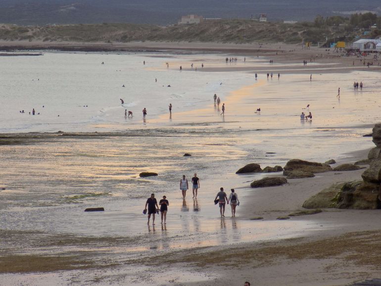 Humana naturaleza, en un día de mar calma. Atardece en Las Grutas.