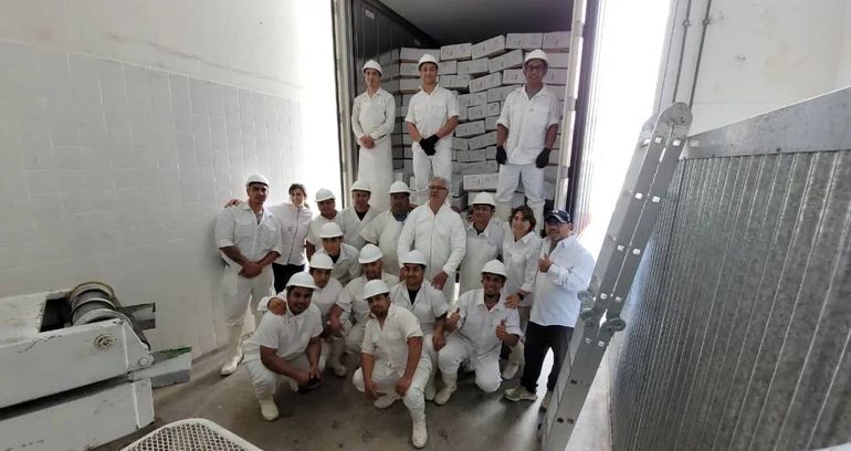 Los trabajadores de la Cooperativa felices por un nuevo hito. Exportan a Qatar y a todo el mundo árabe.