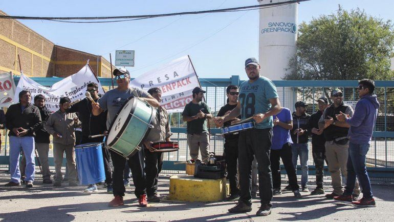 Papeleros denuncian maltratos y paran por 24 horas