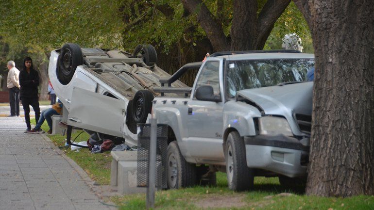Tres heridos en un choque y vuelco en pleno centro neuquino