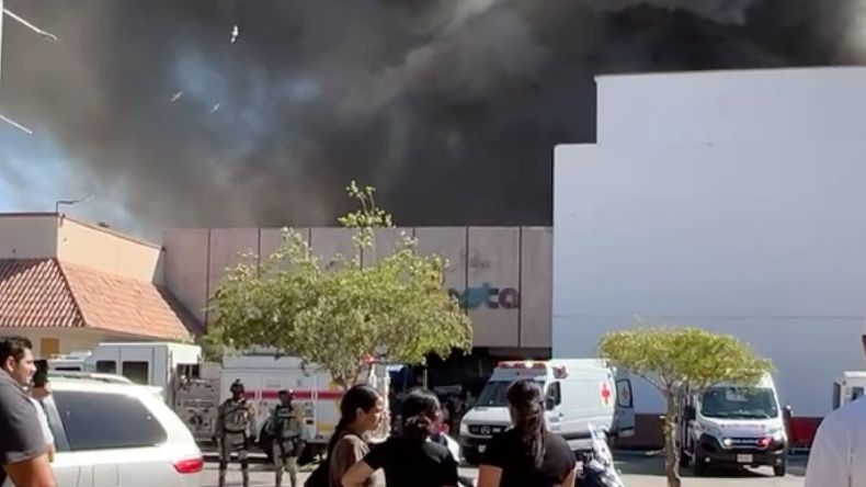 El incendio en Plaza Fiesta Las Palmas de Los Mochis.