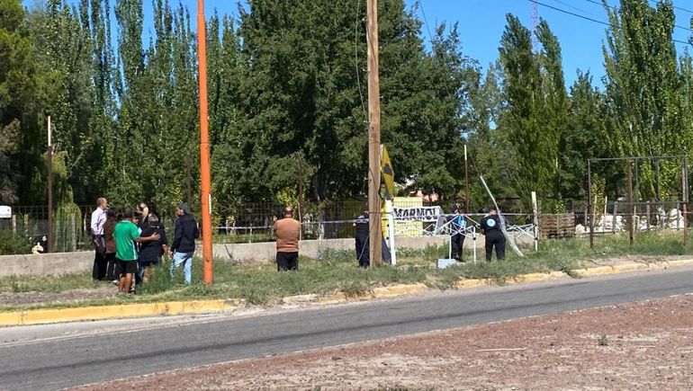 Encontraron un cadáver flotando en un canal de Fernández Oro