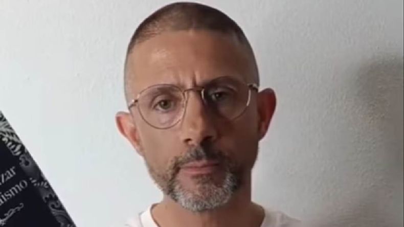 El escritor Daniel Hernán Huerta desató la polémica en España al simular su muerte para promocionar su libro.