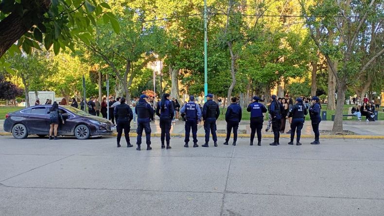 Un sargento de la Policía fue agredido en el rostro de un botellazo, que le causó lesiones cortantes. El acusado fue detenido y quedó imputado, aunque en libertad. | LMCipolletti.com Un sargento de la Policía fue agredido en el rostro de un botellazo, que le causó lesiones cortantes. El acusado fue detenido y quedó imputado, aunque en libertad.