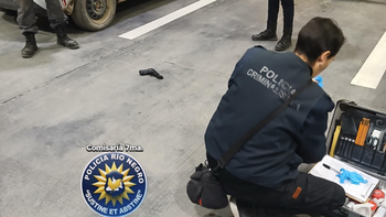 Personal policial que cumplía funciones como adicional, demoró a un sujeto que portaba un arma de fuego entre sus pertenencias. Personal policial que cumplía funciones como adicional, demoró a un sujeto que portaba un arma de fuego entre sus pertenencias.